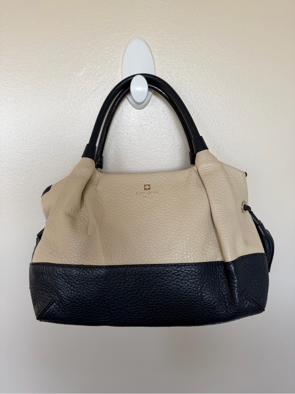 KATE SPADE NEW YORK STEVIE SOUTHPORT AVENUE BAG in Cream & Navy